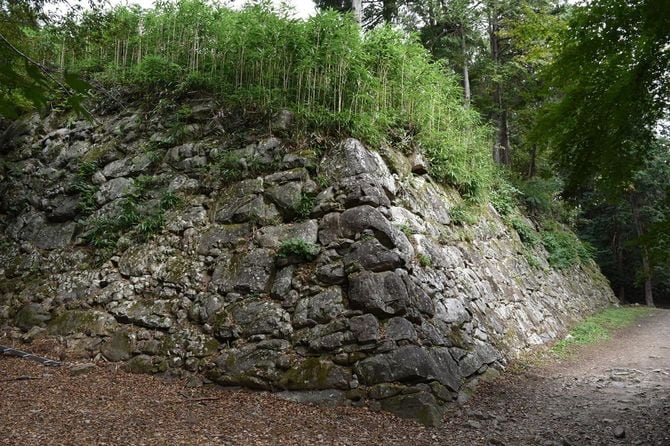 礎石が残る安土城天主台