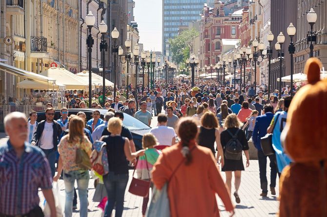 人々が行き交うモスクワの繁華街