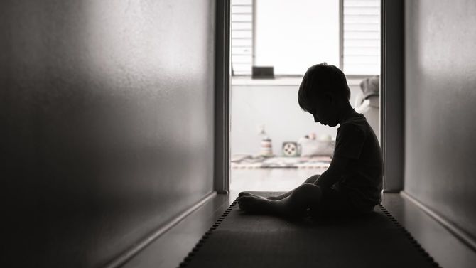 自宅で孤独な少年