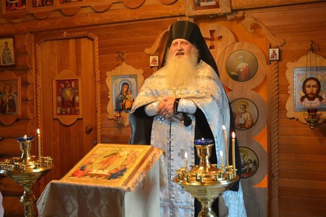 色丹島の教会の司祭