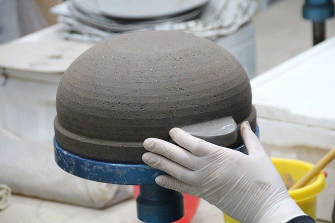 かまどさんの取っ手は一つ一つ手作業でつけている