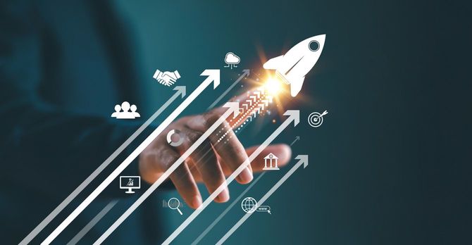 様々なアイコンを乗せた矢印を指でなぞるビジネスマン