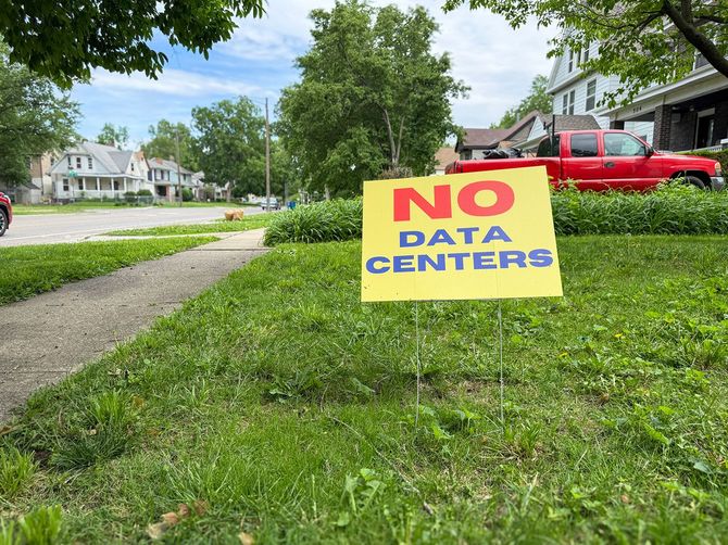 「NO DATA CENTERS」書かれた住宅街の抗議看板