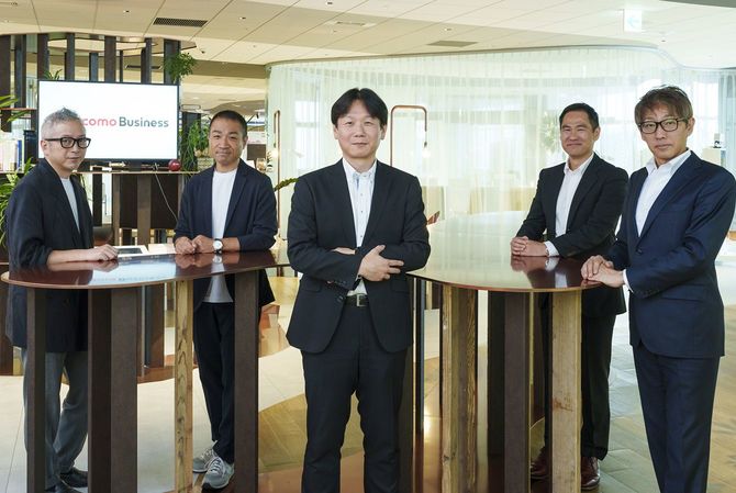 NTTドコモビジネス株式会社　ソリューションサービス部　デジタルソリューション部門 写真左から　金子修平（かねこ・しゅうへい）担当課長、上岡賢太郎（かみおか・けんたろう）担当部長、髙津 健（たかつ・たけし）部門長、永井 純（ながい・じゅん）主査、千葉亮光（ちば・あきひろ）担当部長 ※部署名・役職名については取材時（6／30）時点の情報です。