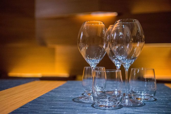 テーブルの上のワイングラス