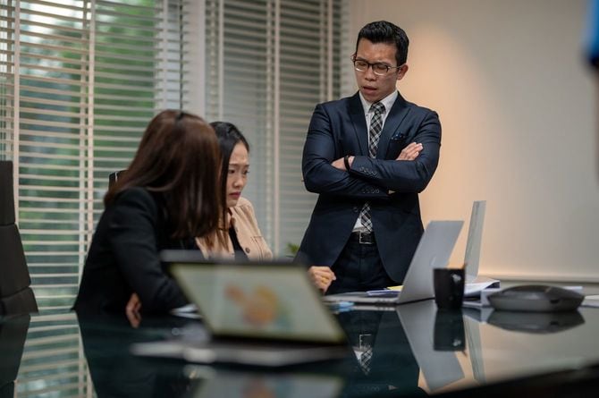 オフィスで会議をしている様子