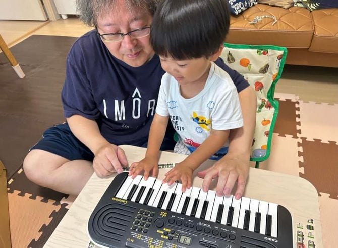 カシオのキーボードで息子と連弾する産経新聞社「夕刊フジ」編集長・中本裕己さん（59）