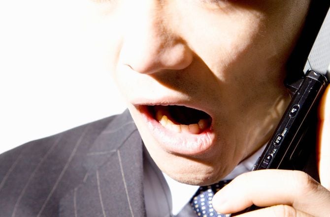 電話口で怒鳴る男