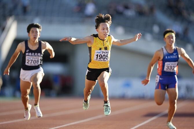 男子100メートルで優勝した星稜・清水空跳（中央）＝ホットスタッフフィールド広島