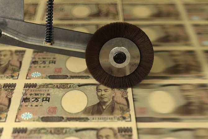 輪転機で印刷されていく一万円札