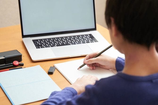 オンラインを使い自宅学習する小学生