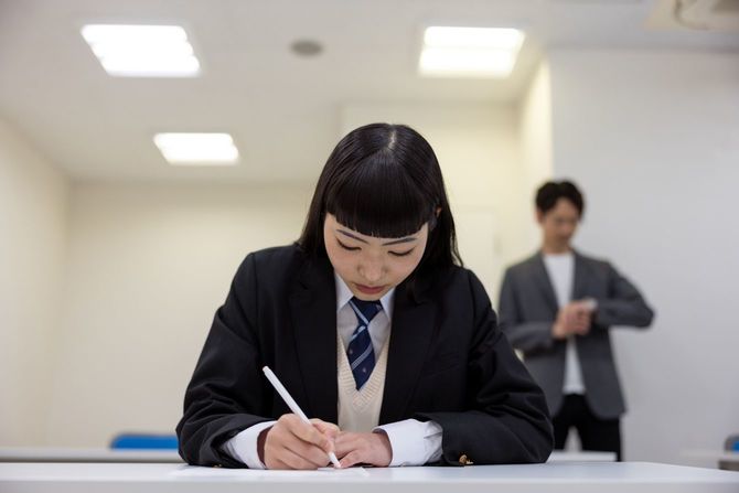 教室でテストを受けている女子生徒