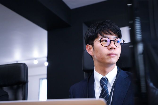 オフィスの窓の外を見るビジネスマン