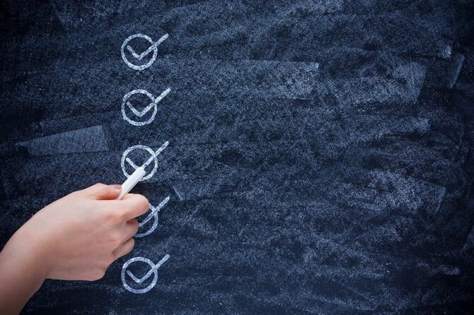 黒板に書かれたチェックリスト