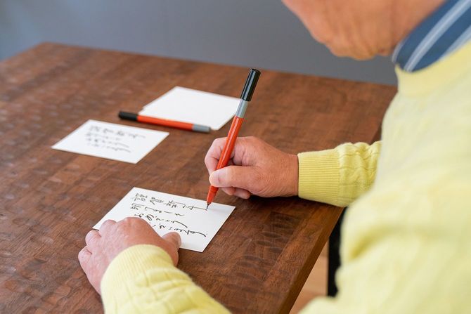 手紙を書く男性