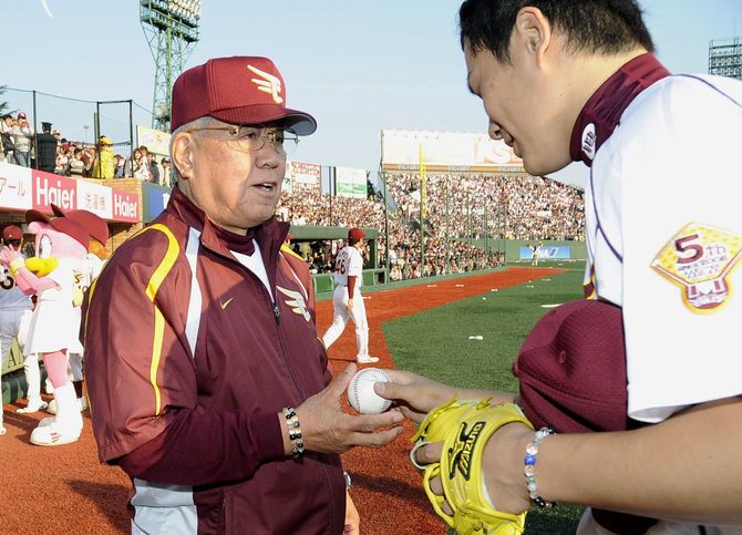 2009年4月29日、完投した田中将大（右）から、監督通算1500勝のウイニングボールを受け取る楽天の野村克也監督（クリネックススタジアム宮城）［代表撮影］