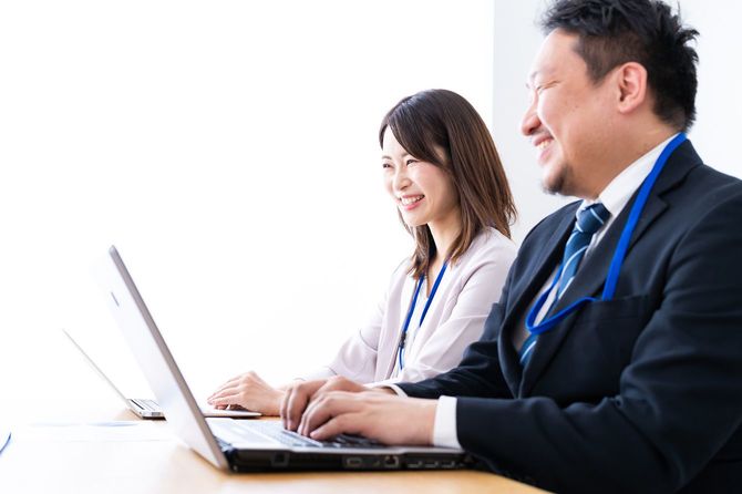 並んだデスクで談笑中