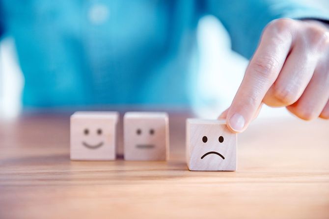 悲しい顔のブロックを選ぶ人