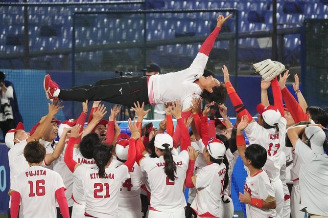 東京オリンピックで優勝を決め、選手たちに胴上げされる宇津木麗華監督。2021年7月26日、横浜スタジアムで