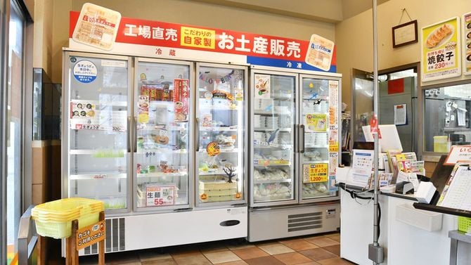 レジの前では生餃子や生麺を販売していた