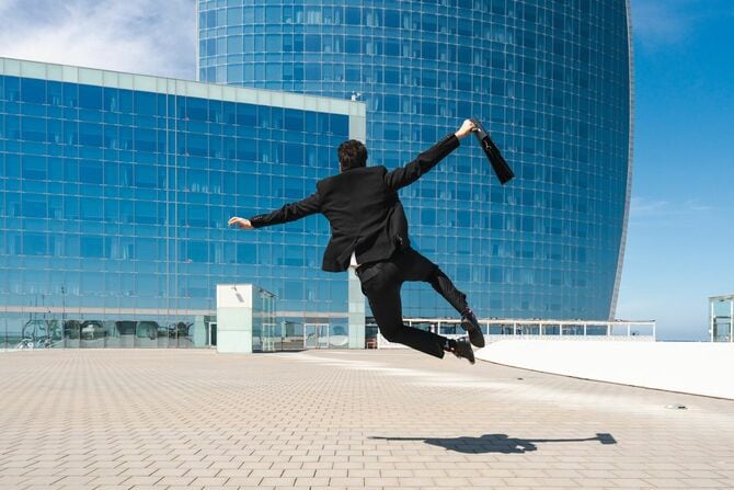 とびはねるビジネスマン