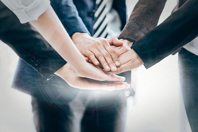 手を重ねるビジネスチーム
