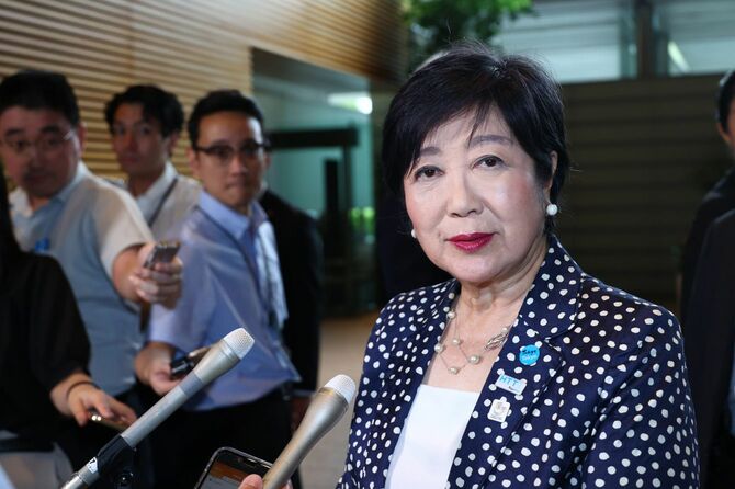 岸田文雄首相との面会後、記者団の質問に答える3選を果たした小池百合子東京都知事