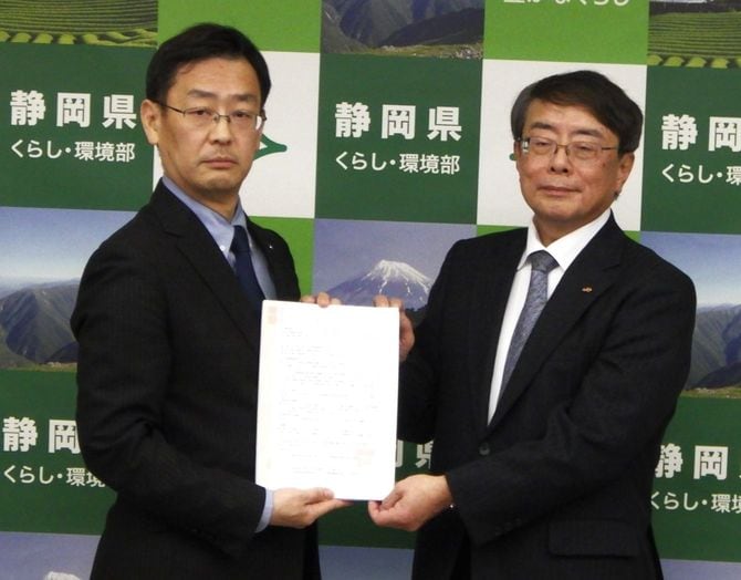 平木副知事（左）から協定書を受け取る水野JR東海副社長