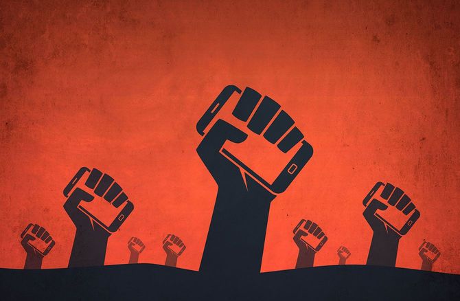 スマホを持って突き上げた拳