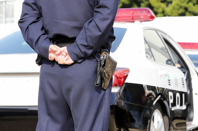 日本の警察官後ろ姿