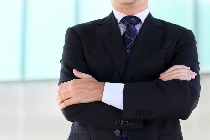 腕を組むビジネスマン