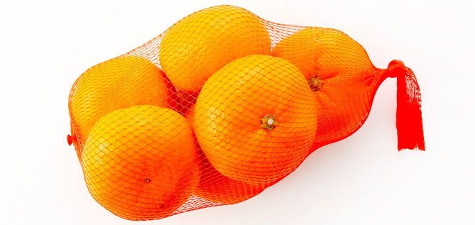 赤いネットに入ったミカン