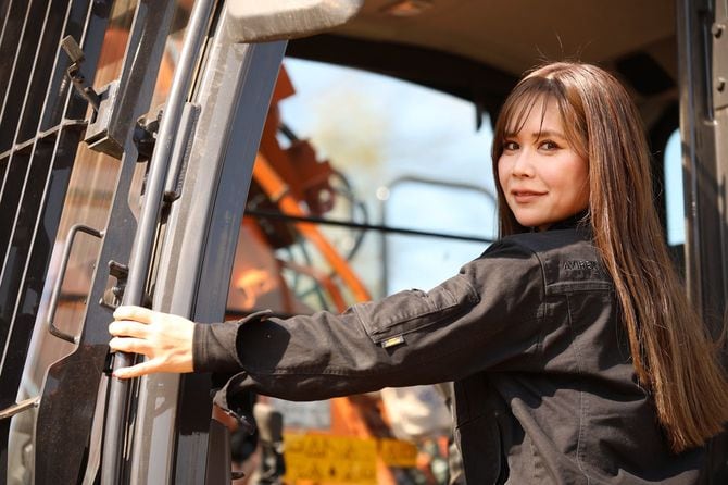 ユンボの操縦室に入ろうとする東さん。取材中はドラえもん先輩の技術がいかにすごいのかについて熱く語ってくれた