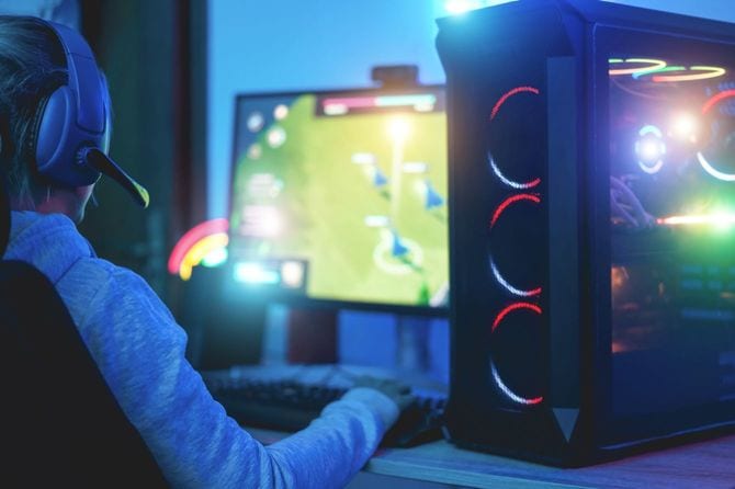 オンラインゲームをプレーする少女