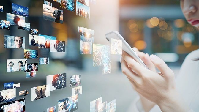 SNSを利用する人のイメージ