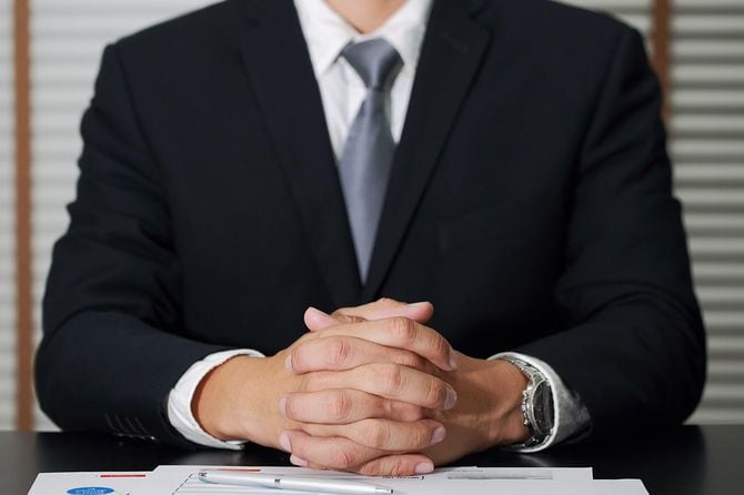 ミーティングのためにこちらを向いて座っているビジネスマン