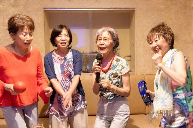 カラオケを楽しむシニア女性