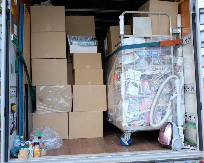 片づけた不要品は段ボールにつめて輸送する。その後、産廃業者に処理を依頼する。