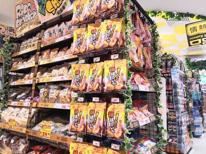 焼き干し芋のお菓子売り場