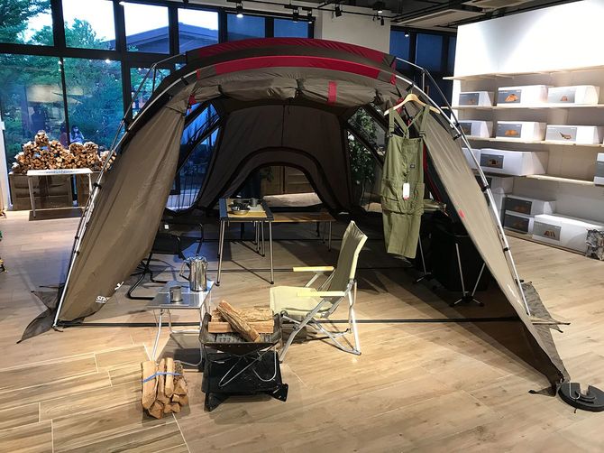 「スノーピーク-昭島アウトドアヴィレッジ」の店内の様子。焚火用の薪も置かれている