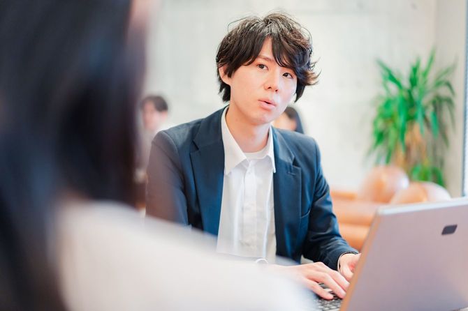 上司と1対1で接するサラリーマン