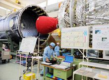 2009年1月21日に打ち上げ予定の機体（愛知県の飛鳥工場）。何万本もある細かい電気配線などもすべて手作業で取り付けていく。「最先端技術は人間の手が担っているんです」と前村氏。