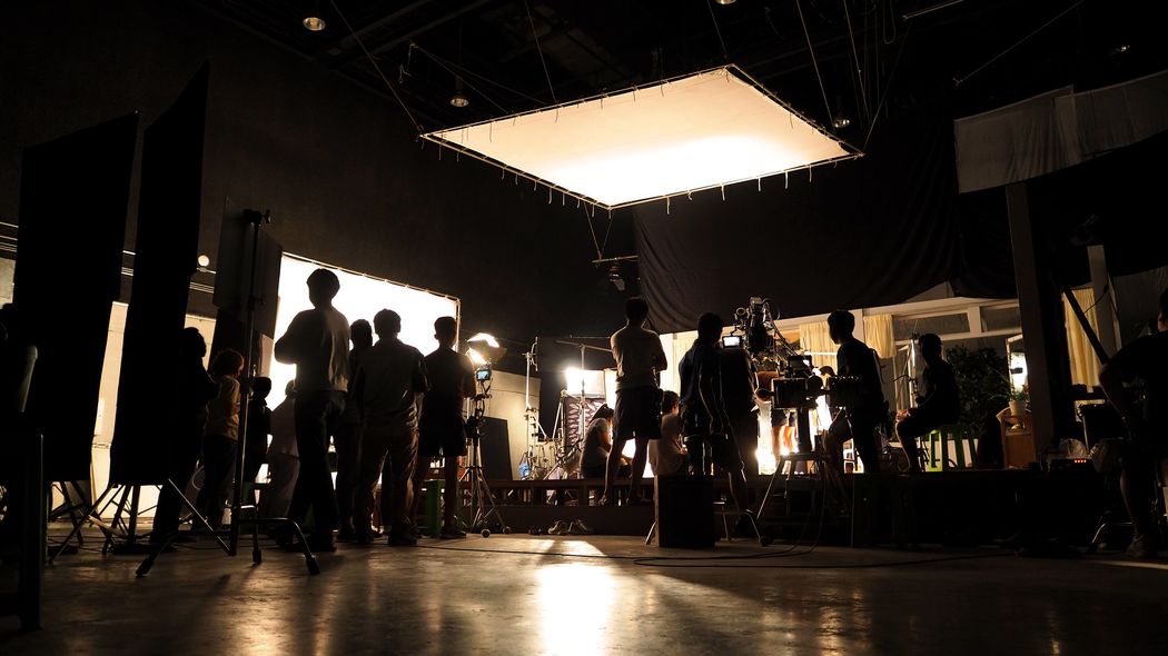 ｢ドラマの衣装合わせで下着を脱がされ…｣芸能界にあふれるひどすぎるハラスメント被害の実態 アンケートの自由記述には壮絶なハラスメント体験が寄せられた