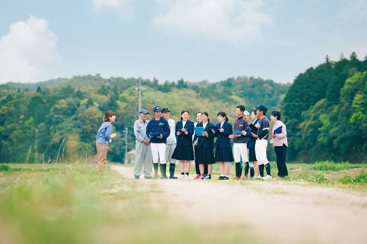 自治体と学校が協力して生徒を受け入れる「地域みらい留学」。島根県立隠岐島前高等学校のフィールドワークの様子