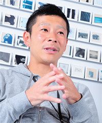 <strong>スタートトゥデイ代表取締役CEO 前澤友作</strong>●1975年生まれ。早稲田実業高を卒業後、音楽活動のかたわらCDなどの輸入販売を開始。98年に法人化。2004年、ゾゾタウン開設。07年、東証マザーズに上場。