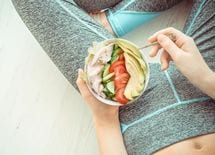 コンビニの「サラダチキン」を食べるバカ