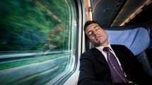 ｢電車の空席をいち早く確保｣40代で急速に老け始める人の残念な行動習慣3つ