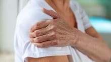｢ただの肩こり｣でも｢五十肩｣でもない…整形外科医でも見誤る｢60代からの肩の痛み｣に潜む病気の名前