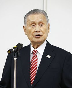 日本オリンピック委員会の女性理事増員方針をめぐる発言について記者会見する東京五輪・パラリンピック組織委員会の森喜朗会長