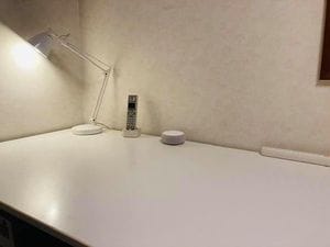 筆者の自宅の仕事スペース。仕事に向かうときだけノートPCを開く。